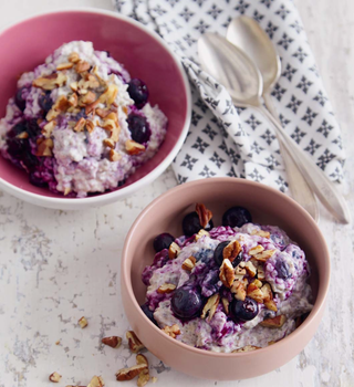Braunhirsepulver BIO Rezeptidee – Porridge mit Blaubeeren und Walnüssen in rosa Schalen