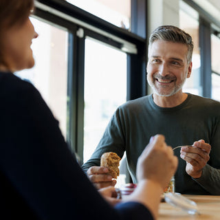 Paar geniesst gemeinsames Essen im Cafe – Wohlfühl-Porträt-Bild für Keto-Backmischungen
