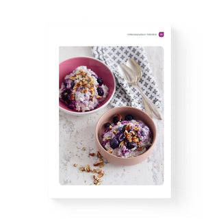 Wunderleicht Leberreinigung Rezeptfoto – zwei Schüsseln Chia-Pudding mit Blaubeeren und Nüssen