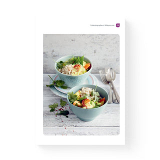 Wunderleicht Leberreinigung Rezeptfoto – zwei hellblaue Schüsseln mit Gemüse-Reis-Gericht und Koriander
