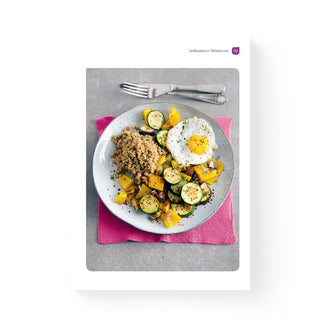 Wunderleicht Leberreinigung Rezeptfoto – Teller mit Quinoa, Ofengemüse und Spiegelei auf rosa Unterlage